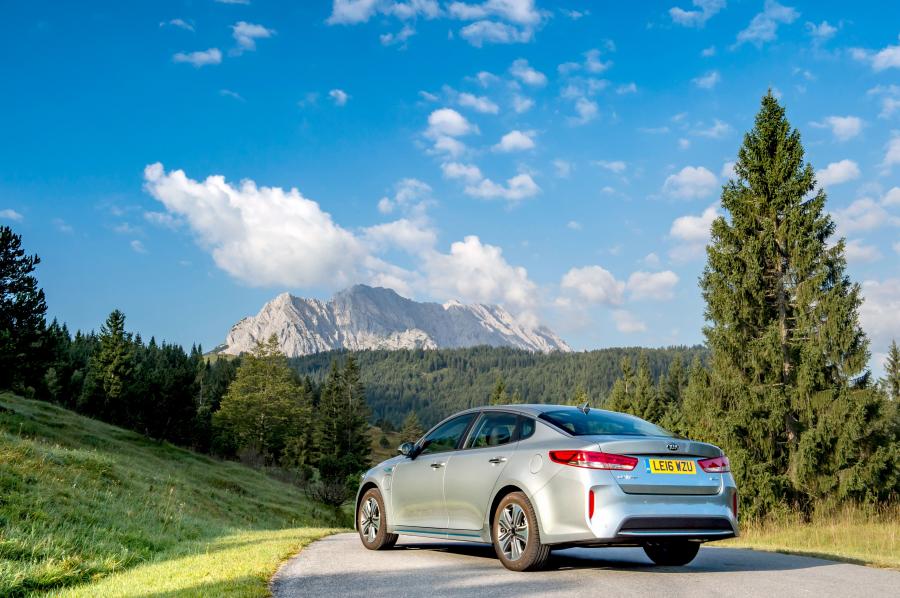  Kia Optima Plug-In Hybrid 2016 года  (UK) (фото 13 из 35)
